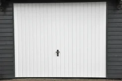 Jyde stålvippeport 238 x 209 cm hvid