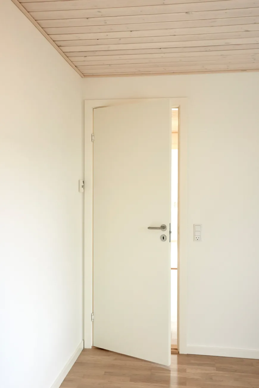 Stabil hvidmalet dør 82,5 x 204 cm